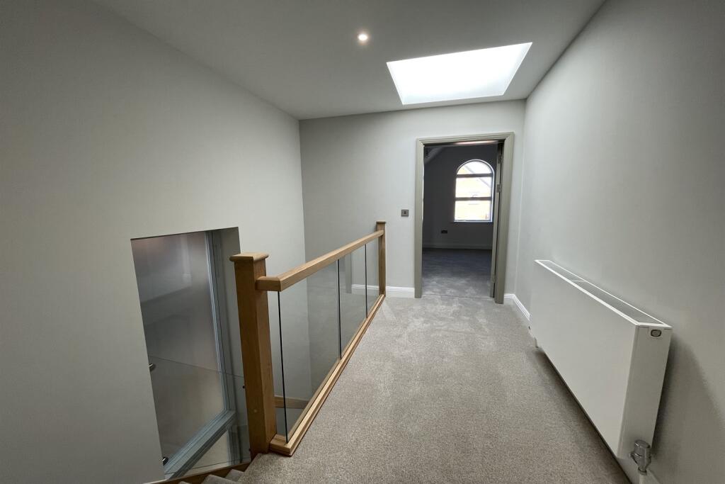 Victoria Street, Knutsford — 全新半独立四房三卫住宅